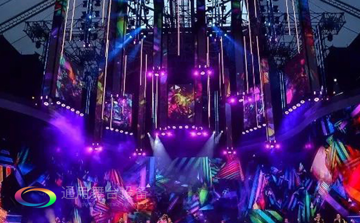 視覺(jué)屏幕為主、條狀LED屏幕、燈光設(shè)備及舞臺(tái)幕布詮釋當(dāng)下舞臺(tái)設(shè)計(jì)潮流