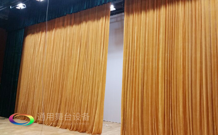 舞臺大幕舞臺阻燃幕布www.ccdbh.com、二、三道幕等分割表演區(qū)域，移換場景不間斷