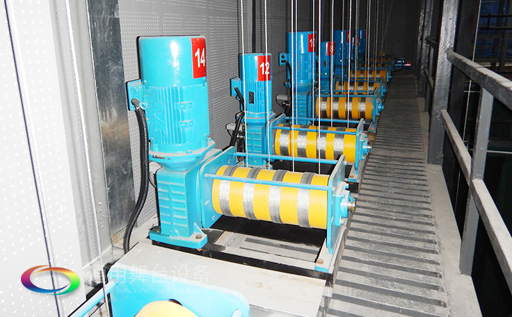 舞臺大幕舞臺阻燃幕布www.ccdbh.com 、二、三道幕等分割表演區(qū)域，移換場景不間斷