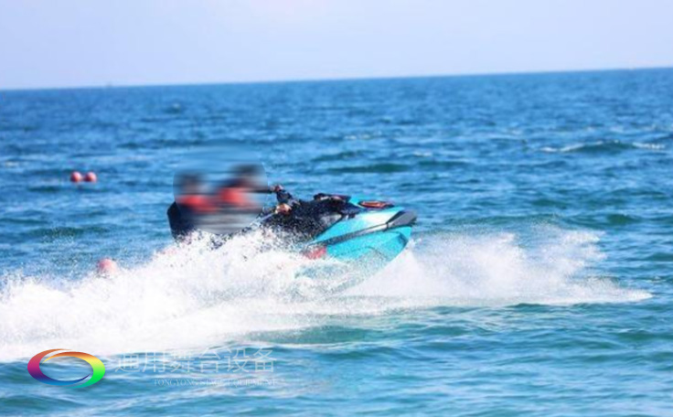 金沙灣藍騎士水上運動中心舞臺項目通用舞臺提供舞臺設計、舞臺幕布、燈光、機械以及控制系統(tǒng)等施工內(nèi)容，項目現(xiàn)已圓滿完工。