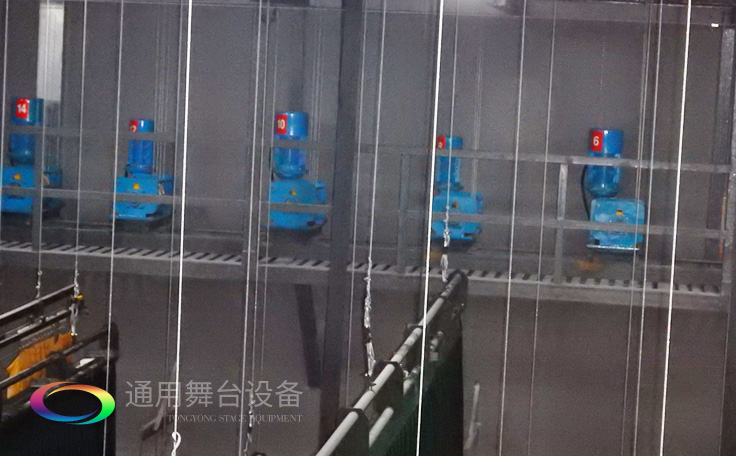 十余年銳意攀登，奮發(fā)圖強！舞臺幕布、機械等一站式選購供應(yīng)商，舞臺機械、音響、燈光工程設(shè)計施工承包壹級資質(zhì)——通用舞臺