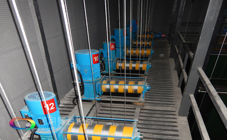 十余年銳意攀登，奮發(fā)圖強！舞臺幕布、機械等一站式選購供應(yīng)商，舞臺機械、音響、燈光工程設(shè)計施工承包壹級資質(zhì)——通用舞臺