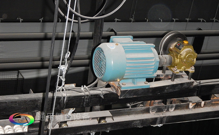 科學(xué)計劃工期、合理交叉施工，保質(zhì)保量順利完成工程的交付！通用舞臺阻燃幕布承接羊城廣州培英中學(xué)報告廳項(xiàng)目！