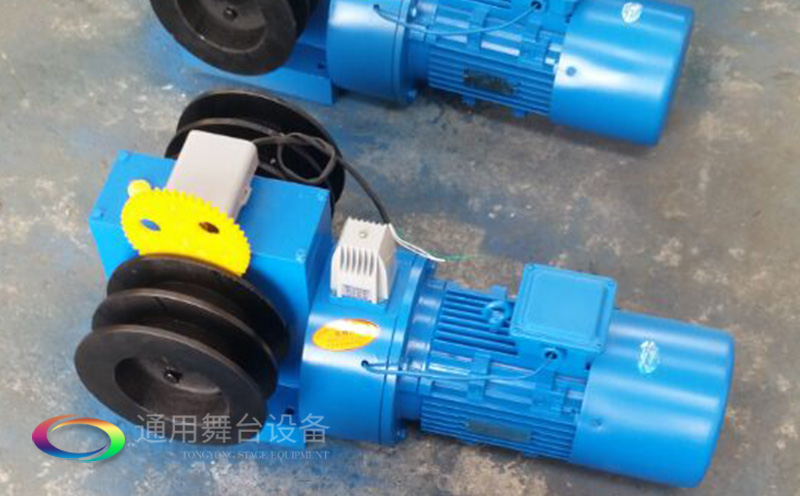 通用舞臺(tái)吊桿高標(biāo)準(zhǔn)承接廣州市培英中學(xué)報(bào)告廳項(xiàng)目，大屏幕顯示系統(tǒng)、音頻擴(kuò)聲系統(tǒng)、燈光系統(tǒng)、舞臺(tái)吊桿及機(jī)械等多系統(tǒng)相互協(xié)作