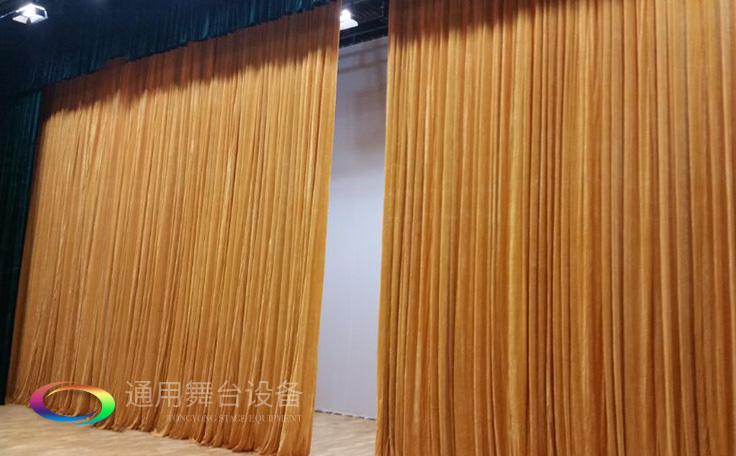 大幕類型、開啟方式！泰州舞臺大幕廠家——通用舞臺幕布，主要用于演出開始、結(jié)束的舞臺啟閉,有時也用作場幕使用