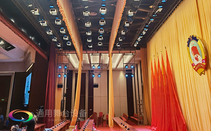 堅持一絲不茍，嚴控質量！定制禮堂阻燃幕布、十面會旗會議幕等！只為呈現(xiàn)更好的舞臺幕布效果！