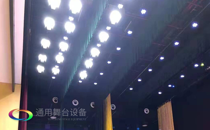 通用舞臺(tái)專(zhuān)業(yè)性、全方位優(yōu)勢(shì)！業(yè)務(wù)涉及舞臺(tái)機(jī)械、阻燃幕布、專(zhuān)業(yè)燈光系統(tǒng)、專(zhuān)業(yè)音響系統(tǒng)