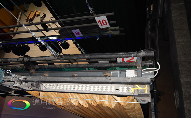 通用舞臺(tái)專(zhuān)業(yè)性、全方位優(yōu)勢(shì)！業(yè)務(wù)涉及舞臺(tái)機(jī)械、阻燃幕布、專(zhuān)業(yè)燈光系統(tǒng)、專(zhuān)業(yè)音響系統(tǒng)