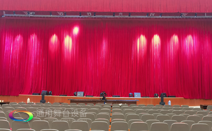 舞臺(tái)大幕機(jī)械——舞臺(tái)上使用頻繁的機(jī)械之一，在鏡框式臺(tái)口的舞臺(tái)上用來(lái)分隔演員與觀眾，演出中換場(chǎng)