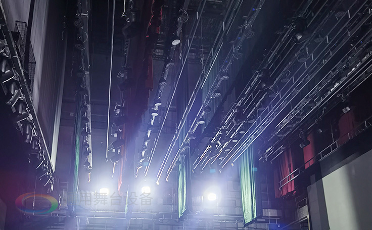 江蘇省南京曉莊學(xué)院報告廳項目順利通過竣工驗收 項目包括：聲學(xué)、燈光、舞臺阻燃幕布等