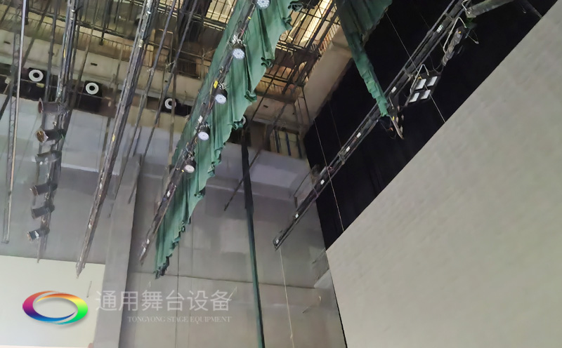 廣西梧州某劇場(chǎng)順利通過項(xiàng)目驗(yàn)收 項(xiàng)目設(shè)計(jì)舞臺(tái)機(jī)械吊掛系統(tǒng)、幕布、專業(yè)燈光系統(tǒng)等