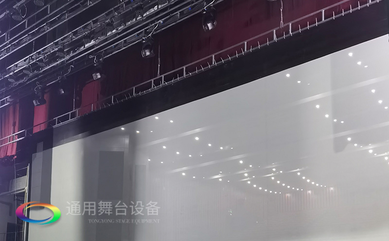 通用舞臺(tái)承建：南京曉莊學(xué)院報(bào)告廳舞臺(tái)項(xiàng)目（舞臺(tái)音響、舞臺(tái)燈光吊桿、舞臺(tái)幕布等）