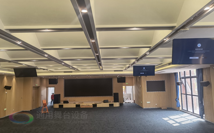 科技賦能，匠心筑造 通用舞臺(tái)承建南京某學(xué)院報(bào)告廳即將圓滿交付，打造現(xiàn)代化多功能學(xué)術(shù)殿堂