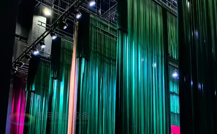 通用舞臺承建寧夏星海中學(xué)報告廳舞臺幕布項目圓滿竣工