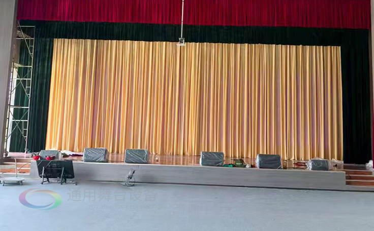 通用舞臺承建江蘇某學(xué)院報告廳項目，涵蓋舞臺燈光、電動吊桿、阻燃幕布等核心設(shè)備的設(shè)計與安裝