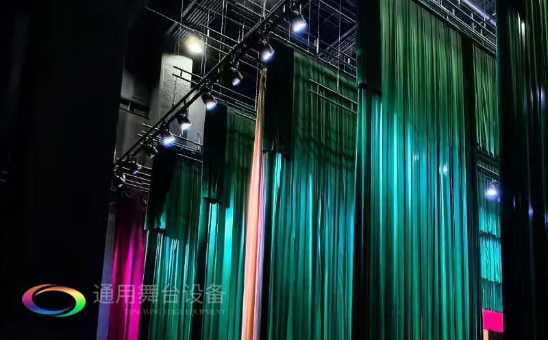 打造區(qū)域性融媒體綜合服務(wù)的新標(biāo)桿！曲靖融媒體中心全新舞臺幕布系統(tǒng)投入使用