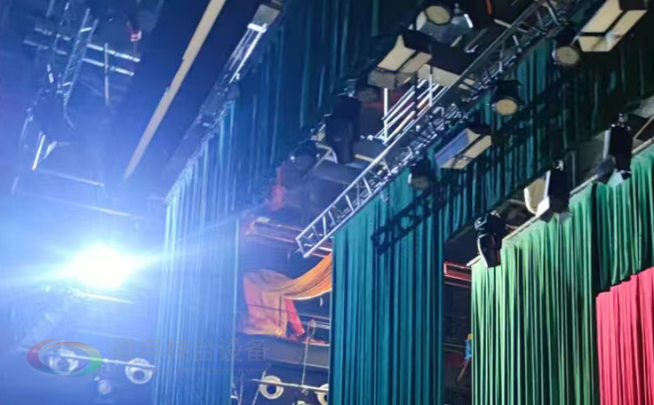 戴南文化藝術(shù)中心舞臺機(jī)械 舞臺吊桿 舞臺阻燃幕布項(xiàng)目 助力本地文化演出升級，為觀眾帶來更優(yōu)質(zhì)的視聽體驗(yàn)！