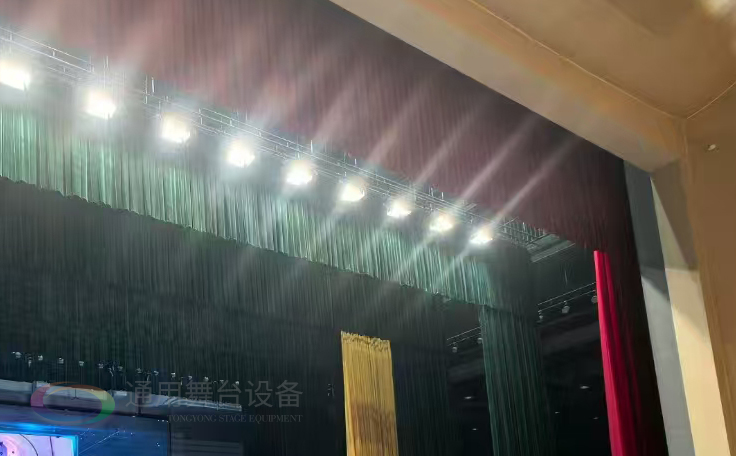 通用舞臺(tái)設(shè)備興化將軍路小學(xué)報(bào)告廳舞臺(tái)吊桿、舞臺(tái)阻燃幕布項(xiàng)目