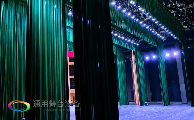 助力教育領(lǐng)域舞臺(tái)建設(shè)，推動(dòng)校園文化發(fā)展！星海中學(xué)報(bào)告廳舞臺(tái)阻燃幕布建設(shè)項(xiàng)目