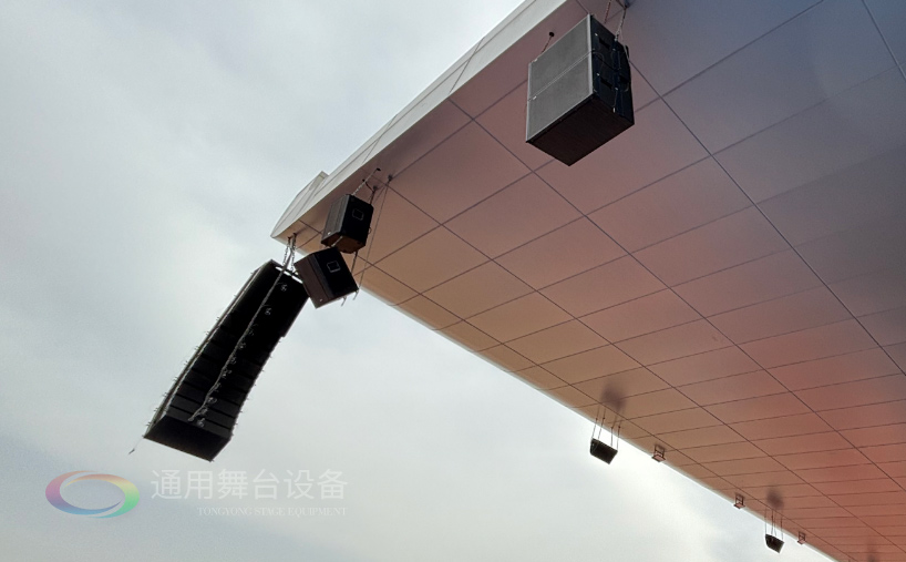 通用舞臺(tái)機(jī)械完成某高校體育場(chǎng)線陣列音箱、燈光等設(shè)備架設(shè) 提升大型活動(dòng)視聽(tīng)體驗(yàn)